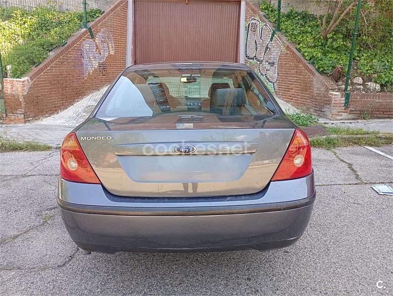 Usado Ford Mondeo Trend 125 CV (91 kW) 2002 Gris / plata Berlina