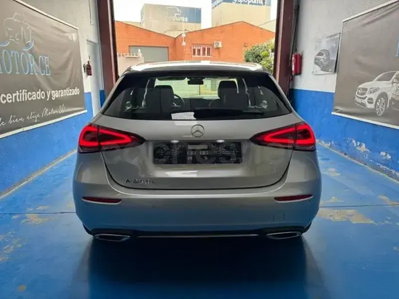 Usado Mercedes A250 218 CV (160 kW) 2023 Gris / plata Berlina