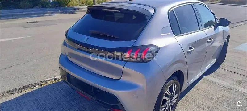 Usado Peugeot 208 Style 100 CV (73 kW) 2022 Gris / plata Utilitario