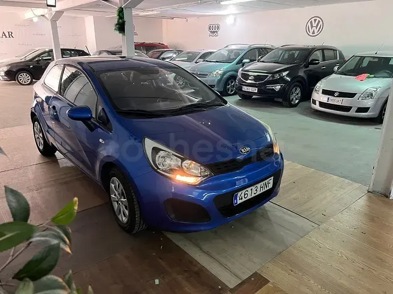 Usado Kia Rio 85 CV (62 kW) 2013 Azul Berlina