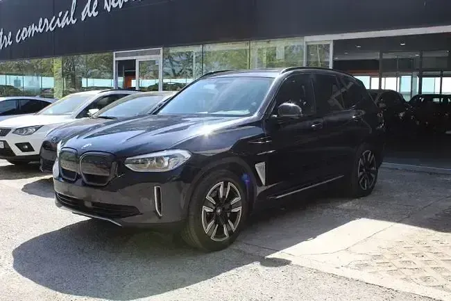 Begagnad BMW iX3 Shadowline 210 kW (286 HK) 2022 Svart SUV