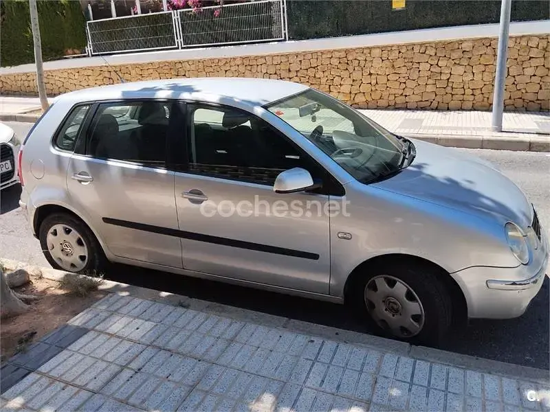 Usado VW Polo Trendline 75 CV (55 kW) 2002 Gris / plata Berlina