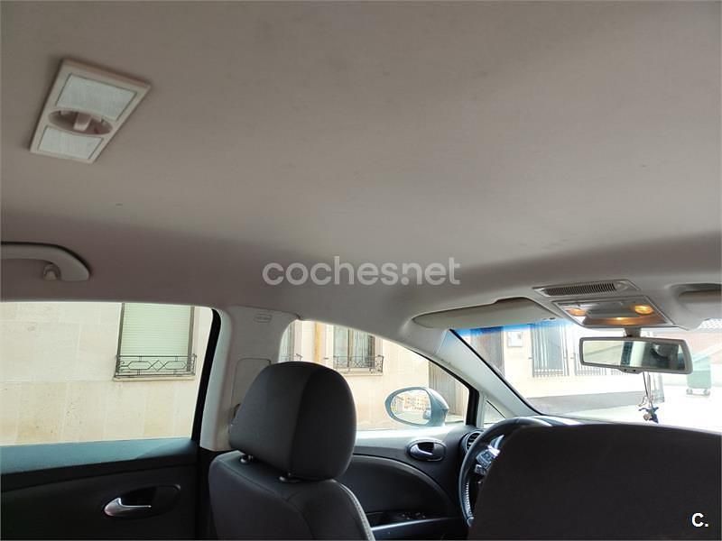 Usado Seat Leon Reference 105 CV (77 kW) 2013 Negro Berlina