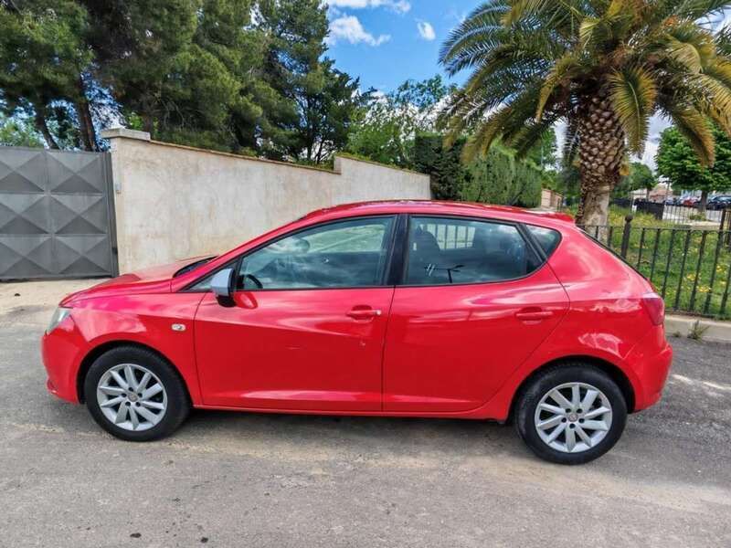 Usado Seat Ibiza Reference 90 CV (66 kW) 2012 Rojo Utilitario