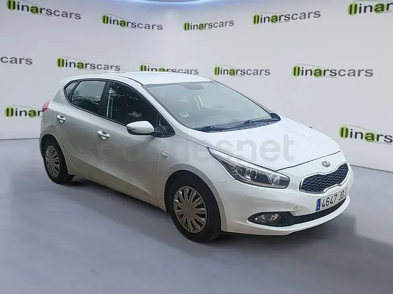 Usado Kia Ceed GT 90 HP (66 kW) 2015 Branco Sedan