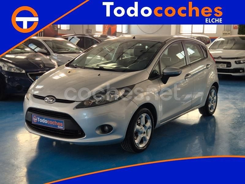 Gris / plata Usado 2011 Ford Fiesta Trend Berlina | 5999 € (Precio justo) - Imagen 1/4