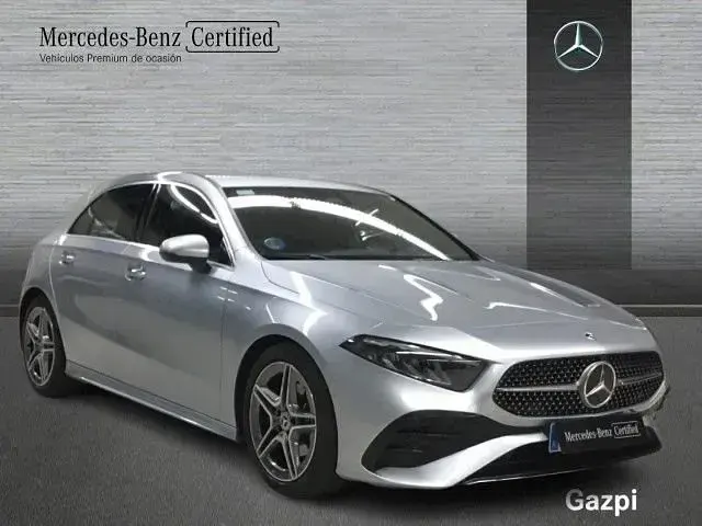 Usado Mercedes A180 AMG line 136 CV (100 kW) 2025 Plata hightech Berlina
