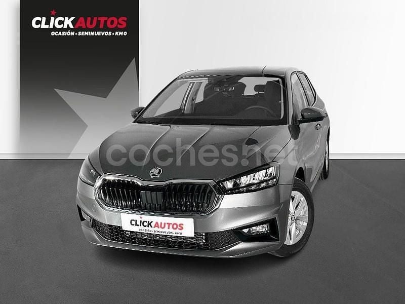 Gris / plata Usado 2023 Skoda Fabia Ambition Berlina | 18.500 € (Precio justo) - Imagen 1/4