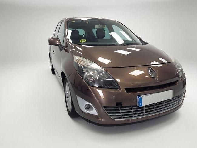 Usado Renault Scénic III Dynamique 130 CV (95 kW) 2011 Marrón Monovolumen