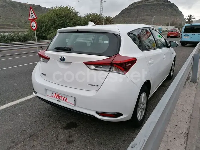 Usado Toyota Auris Hybrid Active 136 CV (100 kW) 2017 Blanco Berlina