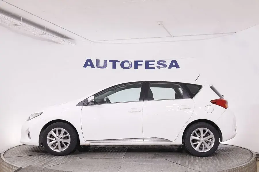 Usado Toyota Auris 100 CV (73 kW) 2013 Blanco