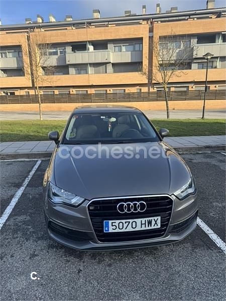 Usado Audi A3 Ambiente 105 CV (77 kW) 2014 Gris / plata Berlina
