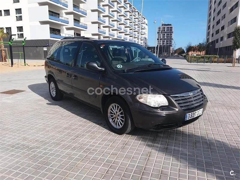 Usado Chrysler Voyager 143 CV (105 kW) 2006 Gris / plata Monovolumen