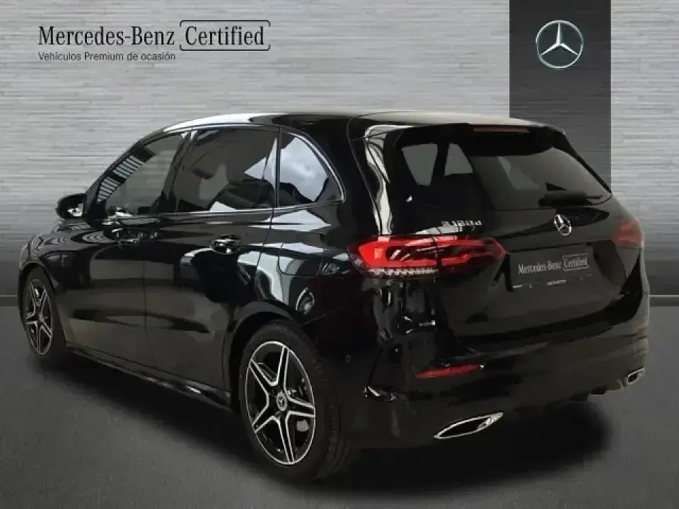 Usado Mercedes B180 AMG line 116 CV (85 kW) 2022 Negro Monovolumen