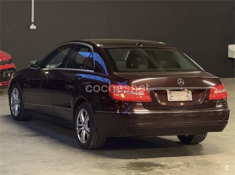 Usado Mercedes E200 Avantgarde 136 CV (100 kW) 2010 Granate Berlina