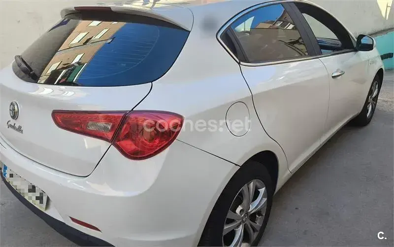 Usado Alfa Romeo Giulietta Distinctive 105 CV (77 kW) 2011 Blanco Utilitario