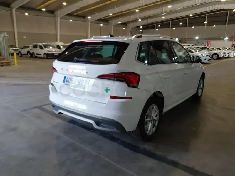 Usado Skoda Kamiq Ambition 110 CV (80 kW) 2023 Blanco SUV