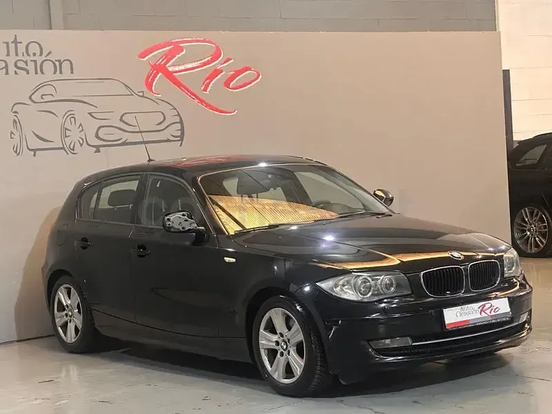Usado BMW 118 Sport Line 143 CV (105 kW) 2011 Negro Utilitario