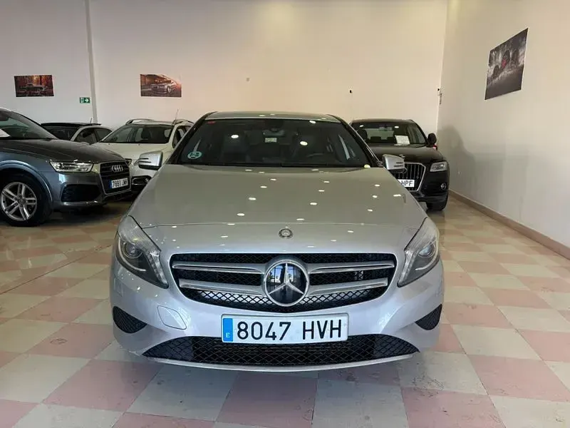 Usado Mercedes A180 Urban 109 CV (80 kW) 2014 Gris / plata Berlina