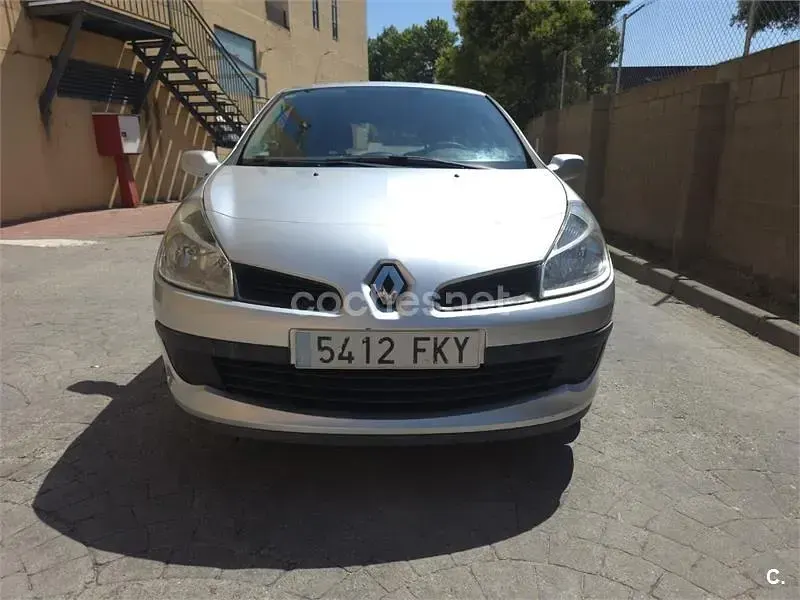 Usado Renault Clio II 75 CV (55 kW) 2007 Gris / plata Berlina