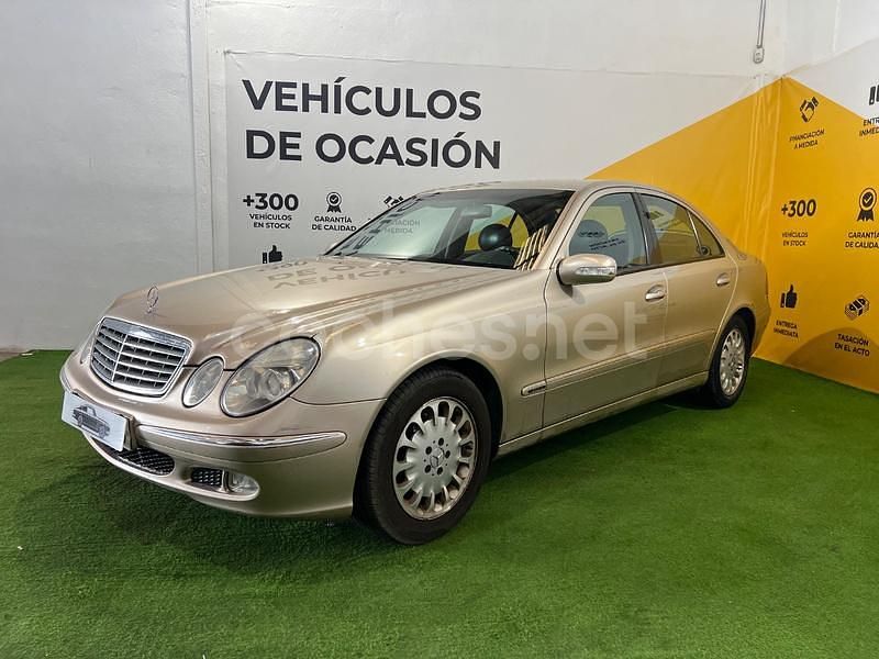 Usado Mercedes E270 Elegance 177 CV (130 kW) 2003 Beige Berlina