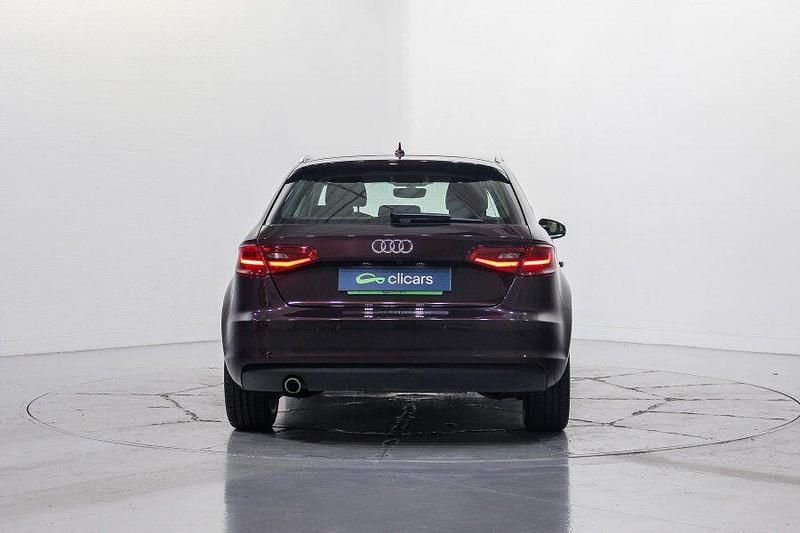 Usado Audi A3 Advanced 110 CV (80 kW) 2016 Rojo Berlina