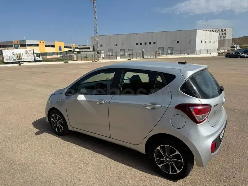 Usado Hyundai i10 87 CV (63 kW) 2017 Gris / plata Utilitario