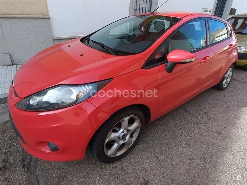 Rojo Usado 2009 Ford Fiesta Ambiente Berlina | 4600 € (Precio justo) - Imagen 1/4