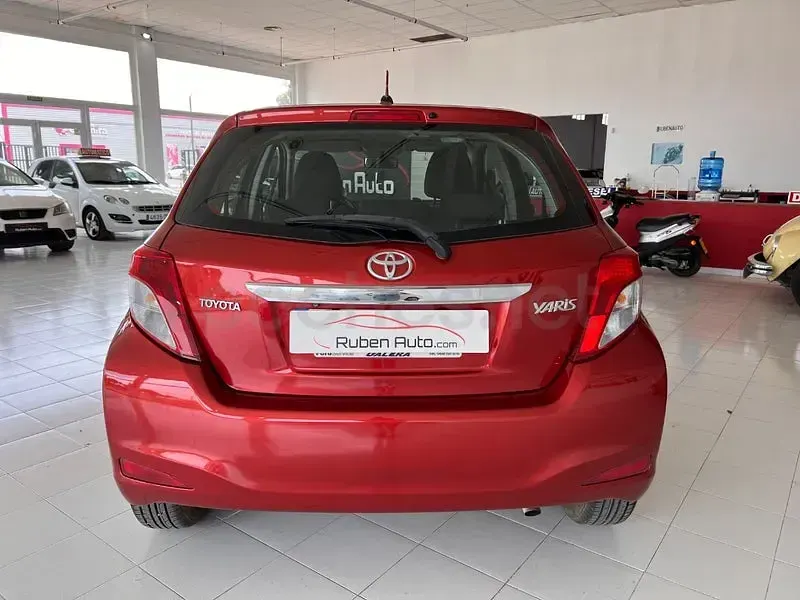 Usado Toyota Yaris Active 99 CV (72 kW) 2014 Granate Utilitario