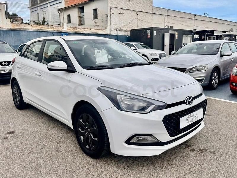 Usado Hyundai i20 90 CV (66 kW) 2017 Blanco Berlina