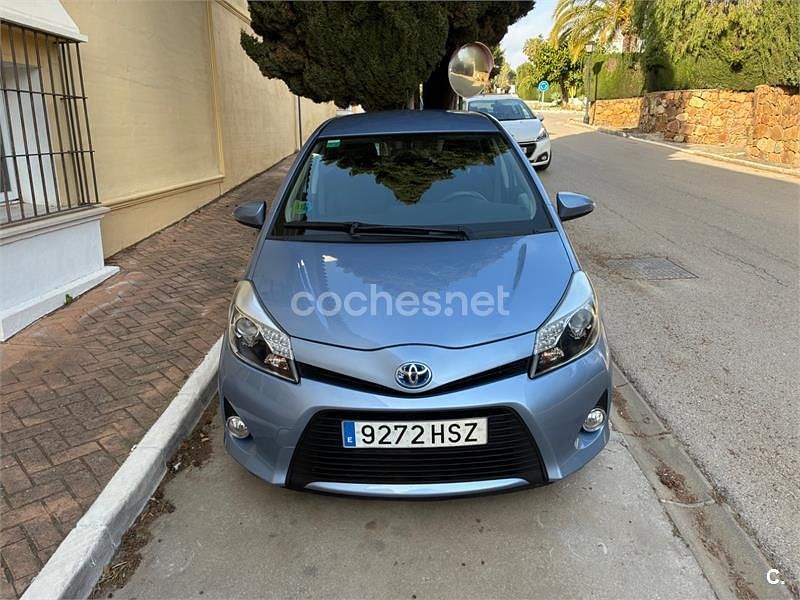 Usado Toyota Yaris Hybrid Active 100 CV (73 kW) 2013 Azul Berlina