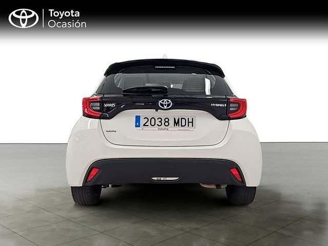 Usado Toyota Yaris Hybrid Active 116 CV (85 kW) 2023 Blanco Berlina