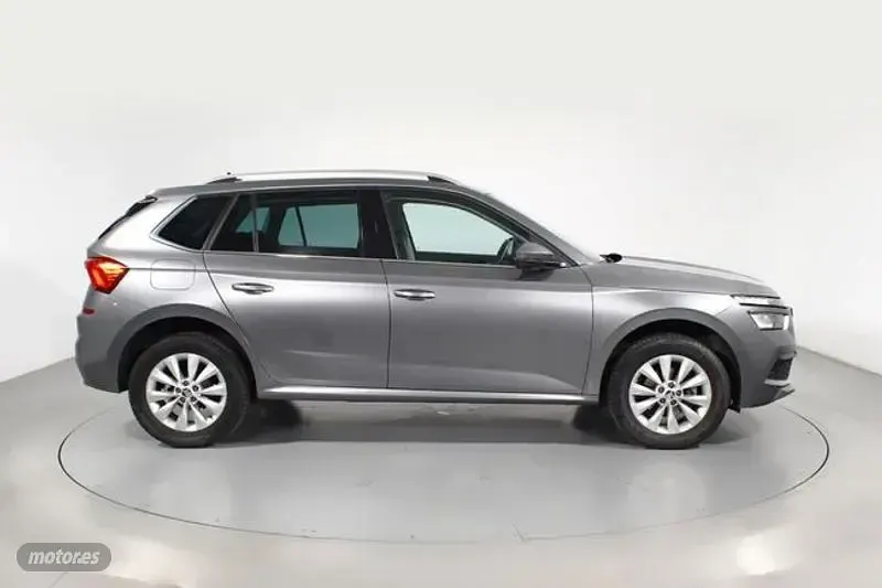 Usado Skoda Kamiq 110 CV (80 kW) 2022 Gris SUV