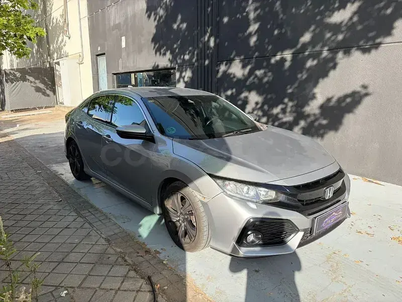 Usado Honda Civic Executive 129 CV (94 kW) 2018 Gris / plata Berlina