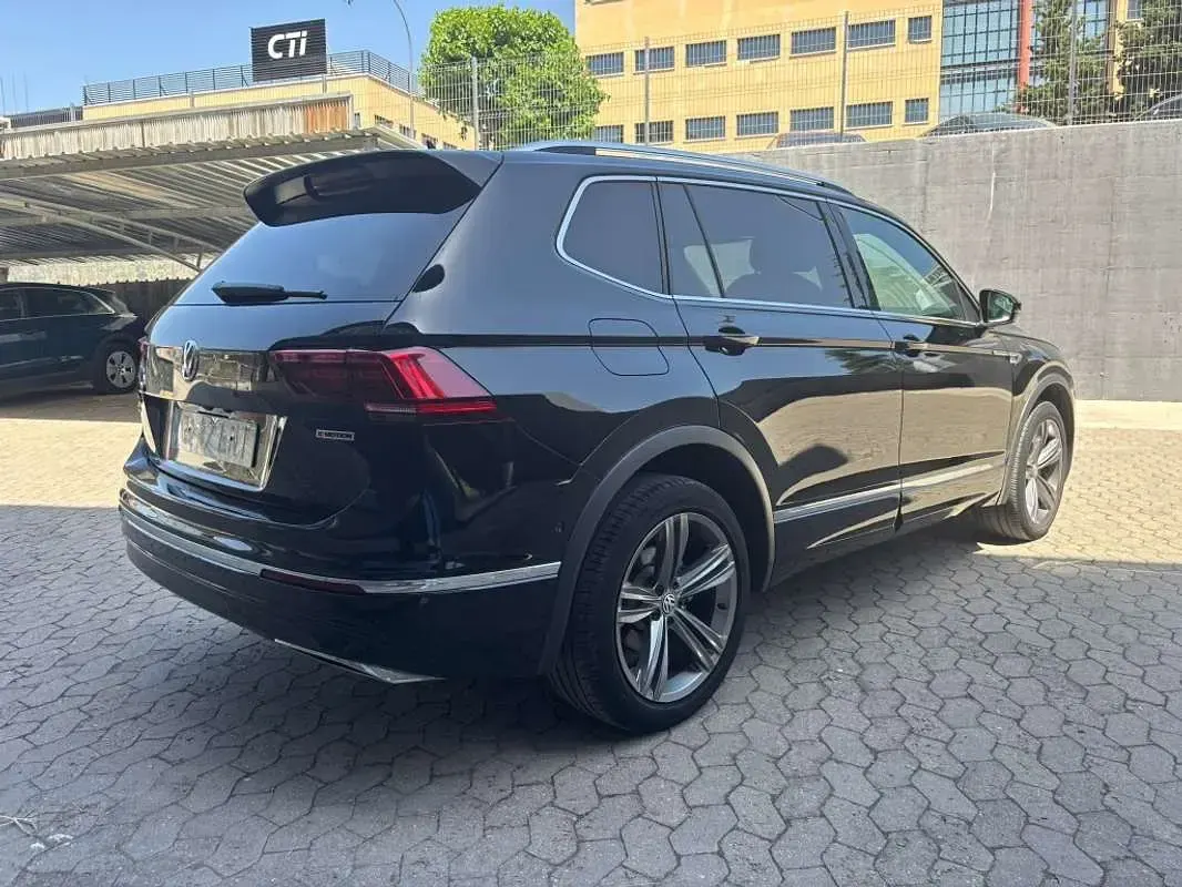 Usado VW Tiguan Sportline 150 CV (110 kW) 2021 Negro SUV