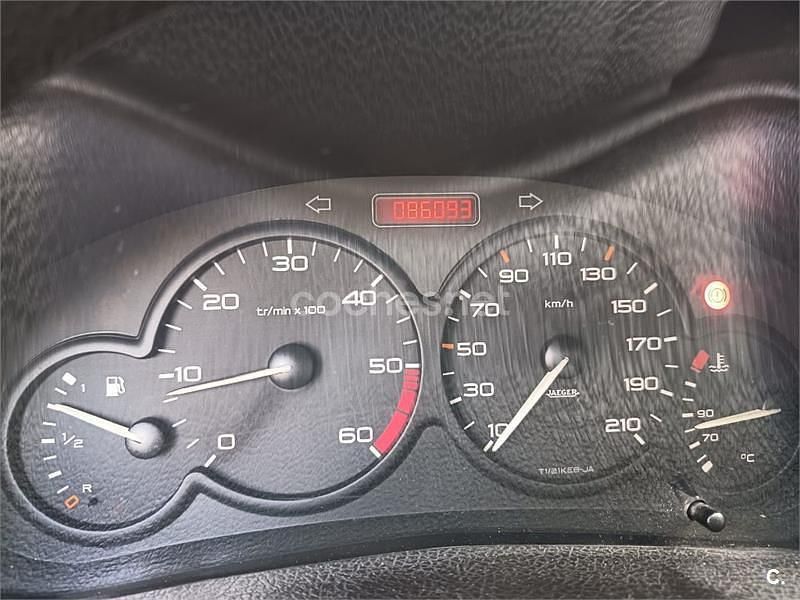 Usado Peugeot 206 70 CV (51 kW) 1998 Gris / plata Berlina