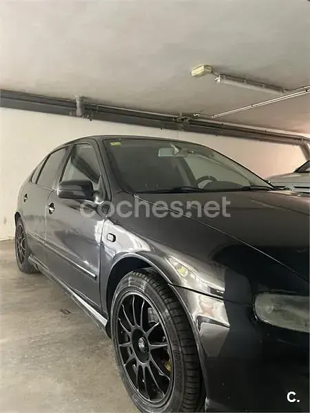 Usado Seat Leon Sport 150 CV (110 kW) 2002 Negro Utilitario