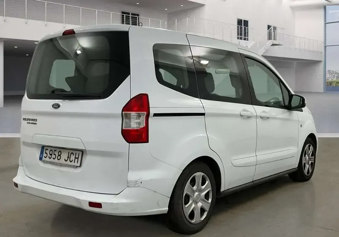 Usado Ford Tourneo Courier Trend 76 CV (55 kW) 2015 Blanco Monovolumen