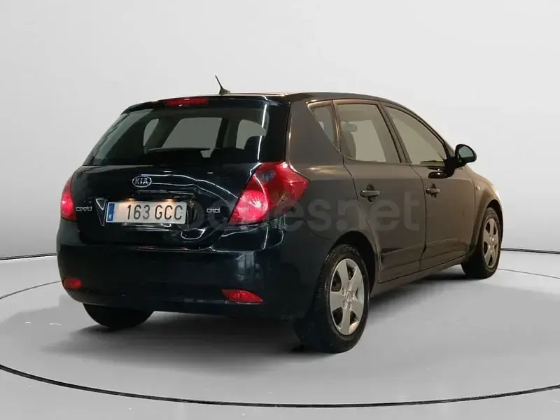 Usado Kia Ceed 90 CV (66 kW) 2008 Negro Utilitario
