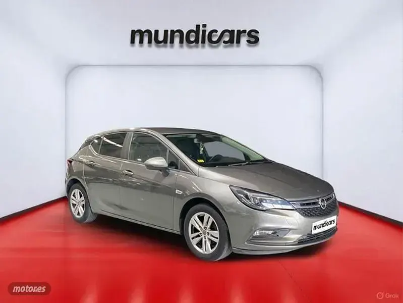 Usado Opel Astra Dynamic 125 CV (91 kW) 2018 Gris / plata Berlina