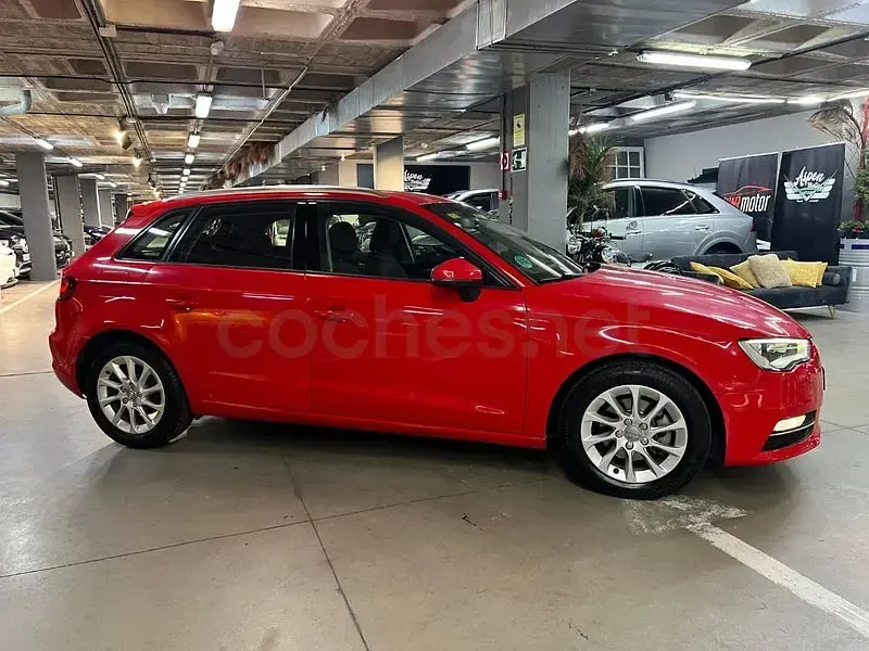 Usado Audi A3 Attraction 125 CV (91 kW) 2016 Rojo Berlina