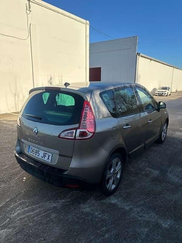 Usado Renault Scénic III Dynamique 131 CV (96 kW) 2010 Marrón Monovolumen
