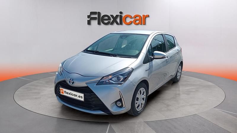 Usado Toyota Yaris Hybrid Active 100 CV (73 kW) 2019 Gris Berlina