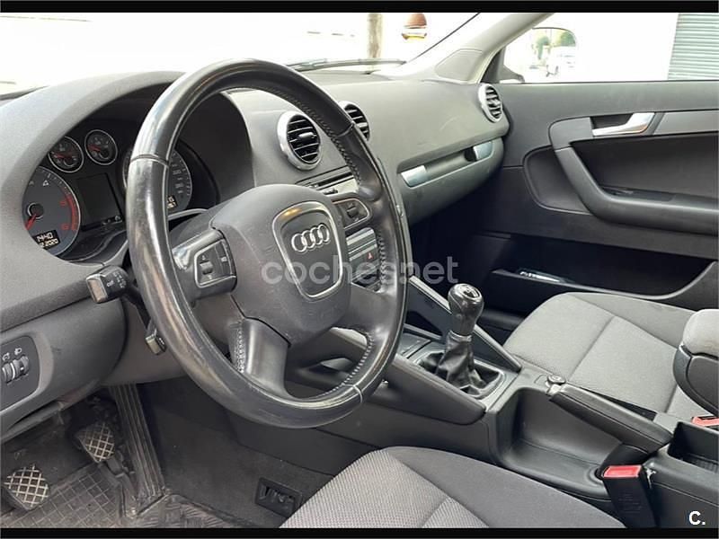 Usado Audi A3 Attraction 105 CV (77 kW) 2012 Blanco Berlina