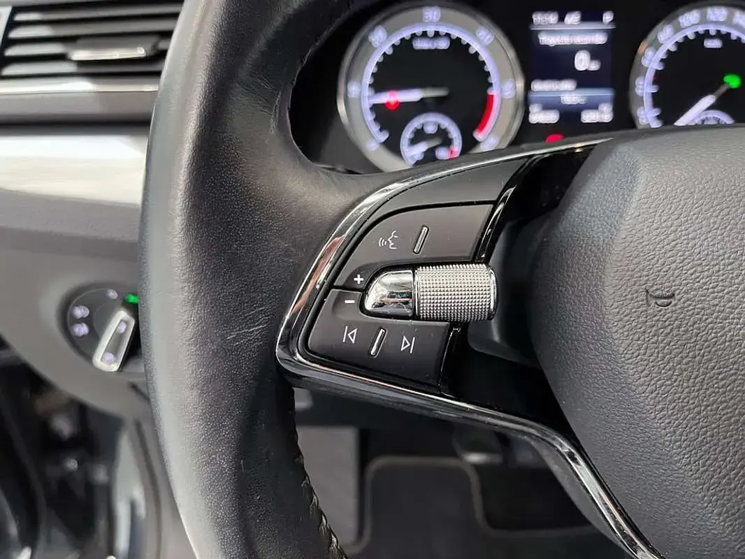 Usado Skoda Superb Style 150 CV (110 kW) 2021 Gris Familiar