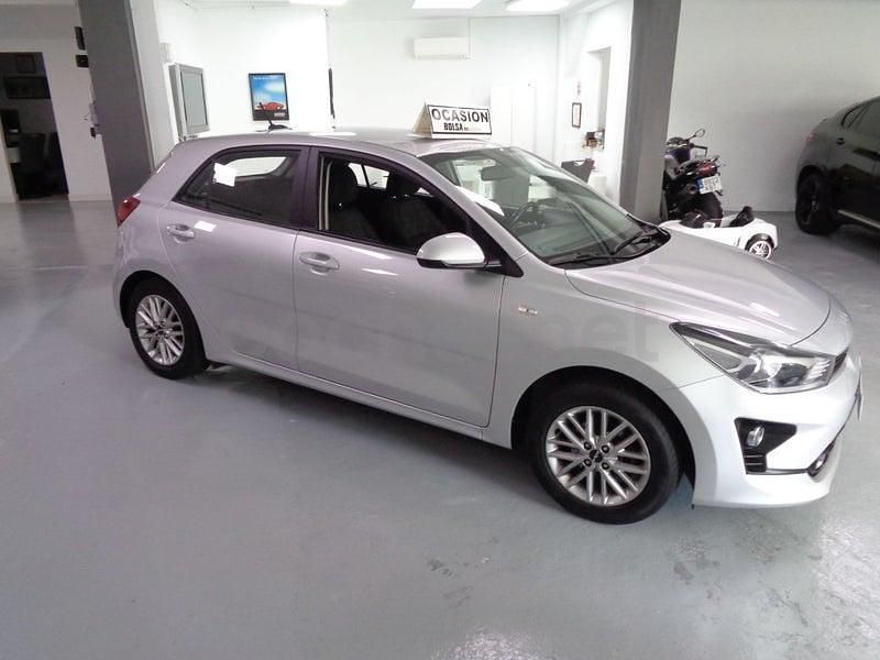 Usado Kia Rio 84 CV (61 kW) 2023 Gris / plata Berlina
