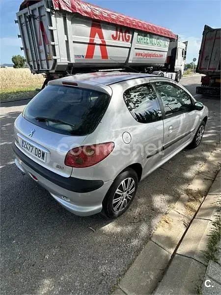 Usado Peugeot 206 60 CV (44 kW) 2004 Gris / plata Berlina