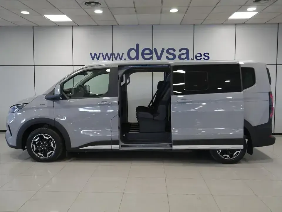Usado Ford Tourneo Active 170 CV (125 kW) 2026 Gris Monovolumen