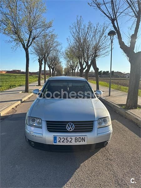 Usado VW Passat Highline 130 CV (95 kW) 2002 Gris / plata Berlina