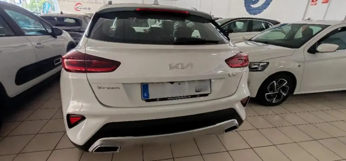 Usado Kia XCeed 160 CV (117 kW) 2022 Deluxe white SUV